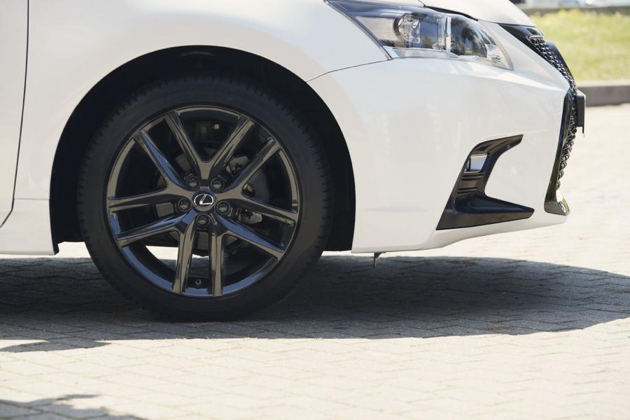 Колеса Lexus CT200h Hybrid Special Edition Sport 2018 года  (фото 3 из 7)